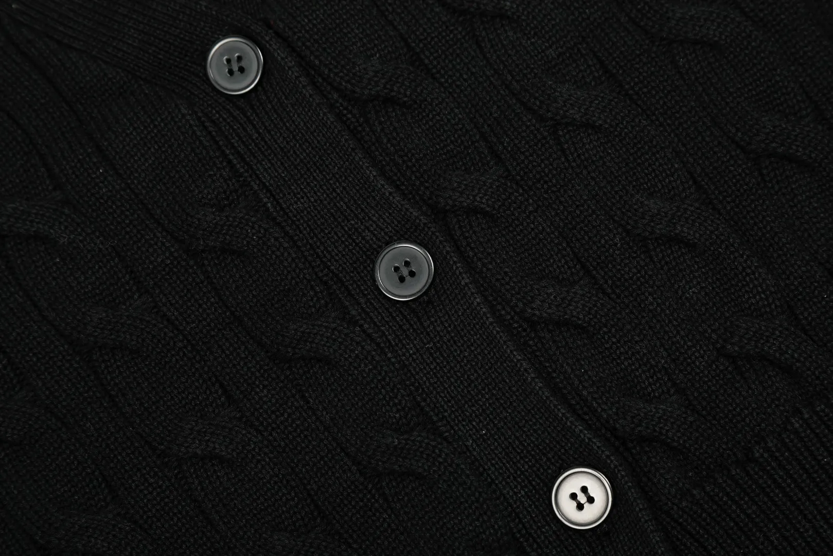 P250 Top quality" Style number: DS113# (not off the shelves all year round) [Ralph Lauren large V-neck solid color pony embroidered logo twist knitted cardigan] ✅Ralph Lauren classic basic versatile goddess style large V-neck knitted cardigan jacket ✅Main supply platform live broadcast Wholesale entities Replenish when out of stock Not off the shelves ✅ZP quality 1:1 version Scan the code to enter the GF website Counter quality ✅Detailed quality is the only one in Guangzhou Imported quality cotton yarn, focusing on high-end, cost-effective, good quality needless to say ✅The version is restored to the original order, the maximum size can be worn up to 160 pounds, loose, comfortable and stress-free ✅The upper body is simple and easy to match, ootd must-have style, good-looking clothes are never picky, a must-have in the goddess' wardrobe. Size: S-XL Color: Black White Gray Light Blue Khaki Pink Yellow Chinese Red Navy Blue White Label Navy Blue Red Label